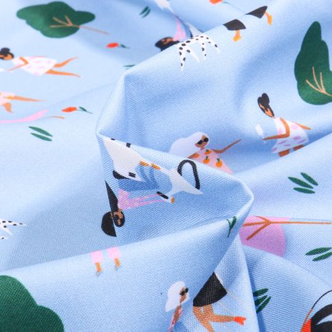 Tissu Coton imprimé Dashwood Studio Week-end girls sur fond Bleu ciel