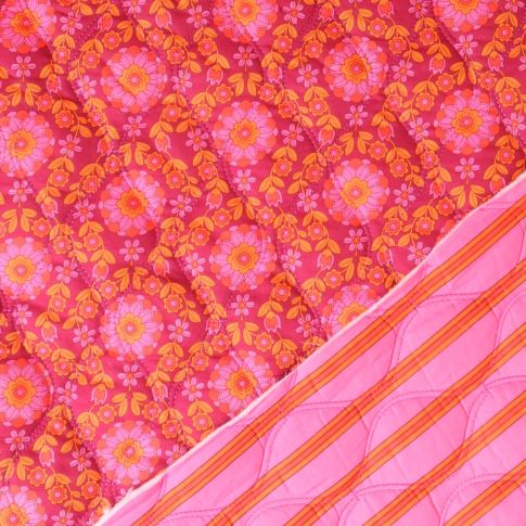 Tissu Matelassé réversible Lila fleurs Roses sur fond Bordeaux