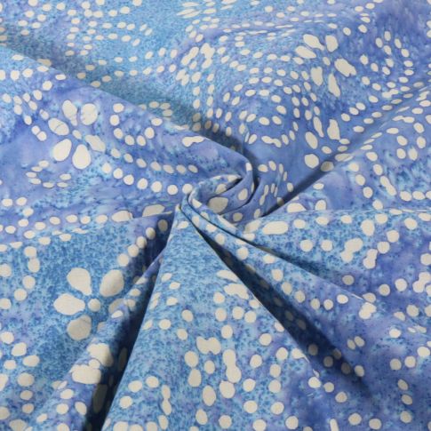 Tissu Voile de Coton Batik fleuris sur fond Bleu lavande