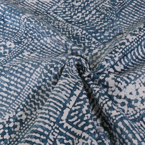 Tissu Viscose Batik Géométrique Bleu sur fond Blanc