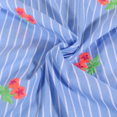 Tissu Coton imprimé fleurs brodées rayé blanc sur fond Bleu ciel