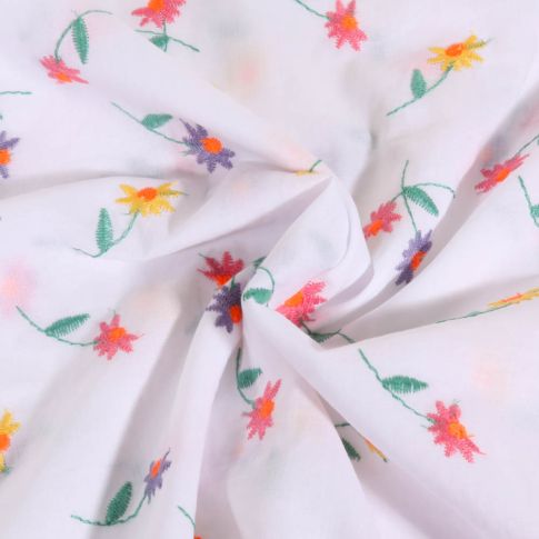 Tissu Voile de Coton Fleurs colorées brodées sur fond Blanc