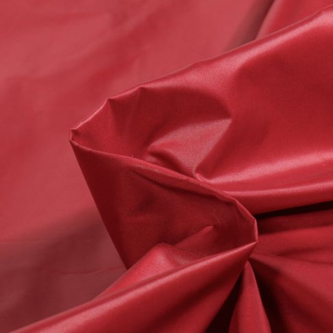 Tissu Déperlant k-way uni pas trouvé Gé sur fond Rouge