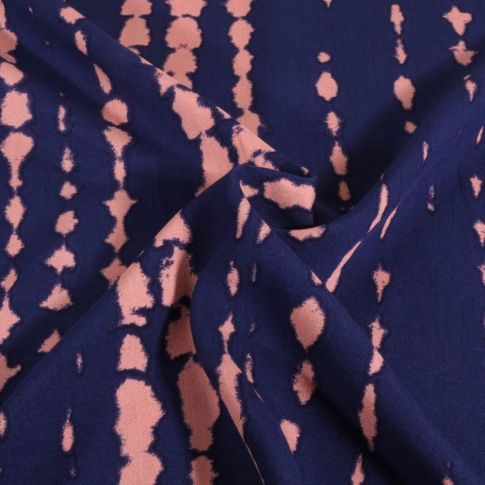 Tissu Viscose imprimé tie & dye irrégulier rose pâle sur fond Bleu marine