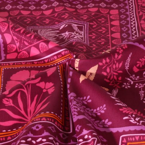 Tissu Satin de Coton imprimé Patchwork bohème floral sur fond Pourpre