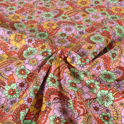 Tissu Popeline de Coton Poppy Fleurs vertes et roses sur fond Pêche