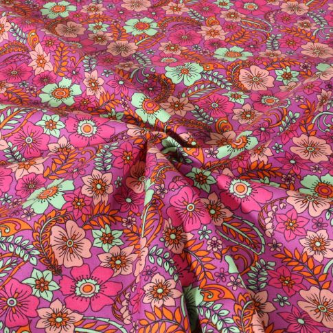 Tissu Popeline de Coton Poppy Fleurs vertes et roses sur fond Rose