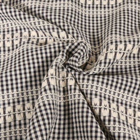 Tissu Vichy brodé noir sur fond Blanc