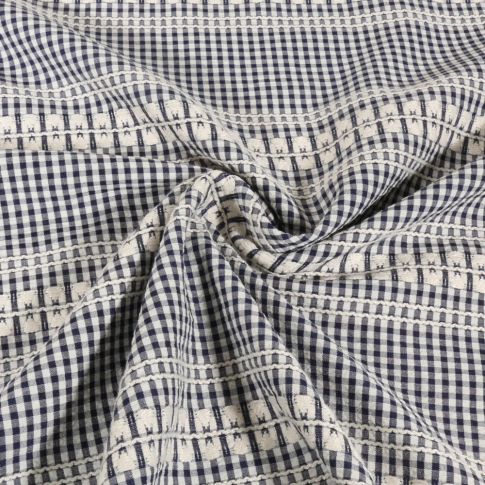 Tissu Vichy brodé bleu marine sur fond Blanc