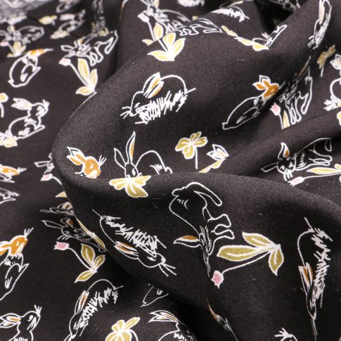 Tissu Viscose Lapins et fleurs sur fond Noir
