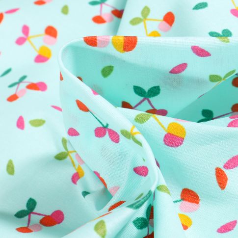 Tissu Coton enduit Cerises multicolores sur fond Bleu turquoise