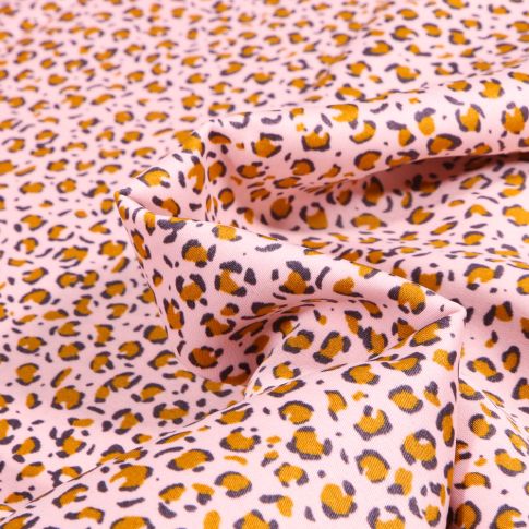Tissu Satin imprimé Tache léopard sur fond Rose pâle