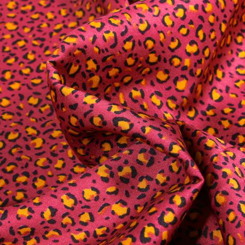 Tissu Satin imprimé Tache léopard sur fond Rose fuchsia