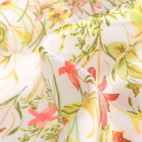 Tissu Satin Stretch Fleurs et feuillages sur fond Blanc cassé