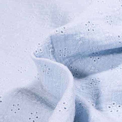 Tissu Double gaze brodé ajouré Petites fleurs sur fond Bleu ciel