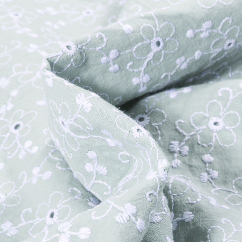 Tissu Coton lavé Brodé Fleuris sur fond Vert d'eau