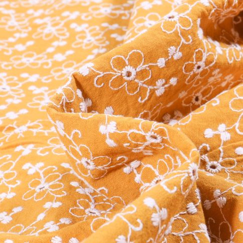 Tissu Coton lavé Brodé Fleuris sur fond Jaune moutarde