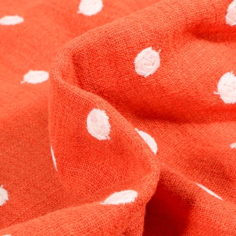 Tissu Coton lavé Pois brodés sur fond Rouge