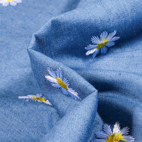 Tissu Chambray brodé Marguerite sur fond Bleu denim