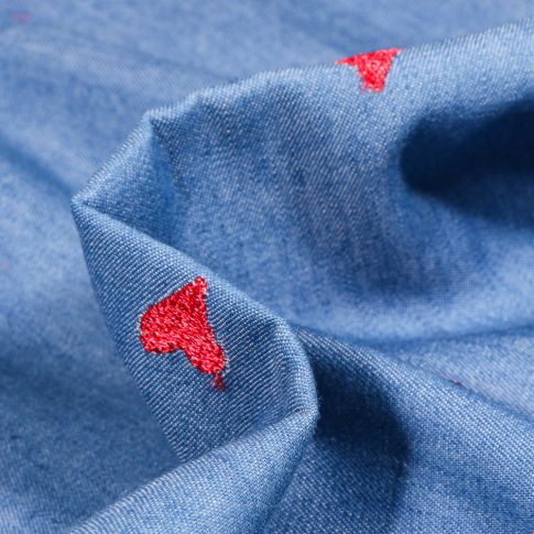 Tissu Chambray brodé Coeurs sur fond Bleu denim