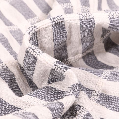 Tissu Crépon Brodé Elisa Rayures brodées sur fond Noir