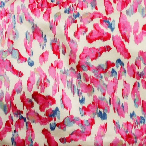 Tissu Crêpe satiné Rolanda rose sur fond Blanc cassé