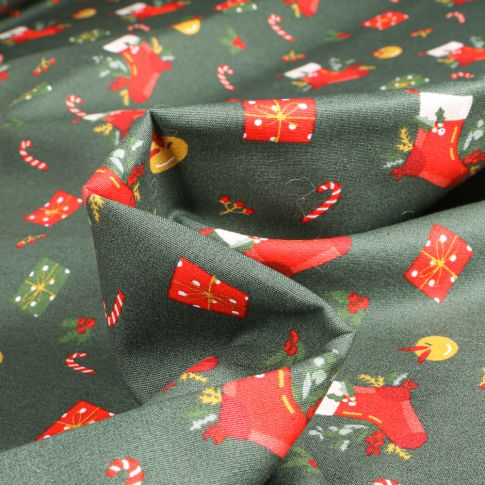 Tissu Coton imprimé Cadeaux et chaussettes de noël sur fond Vert épicéa