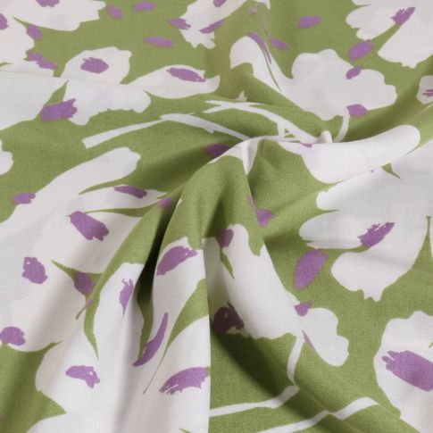 Tissu Viscose grandes fleurs blanches stylisées sur fond Vert