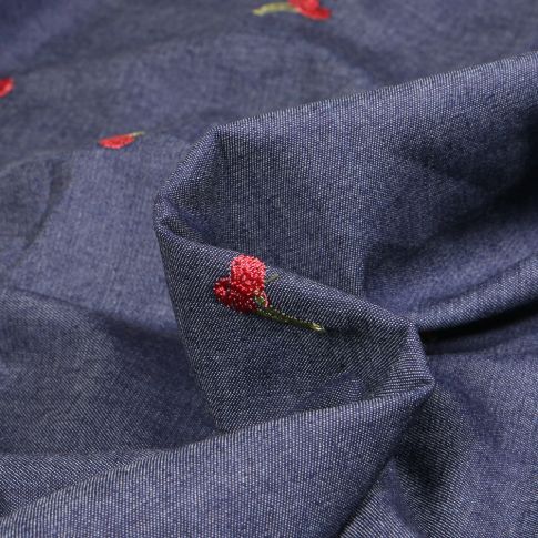 Tissu Chambray  Cerise brodée sur fond Bleu marine