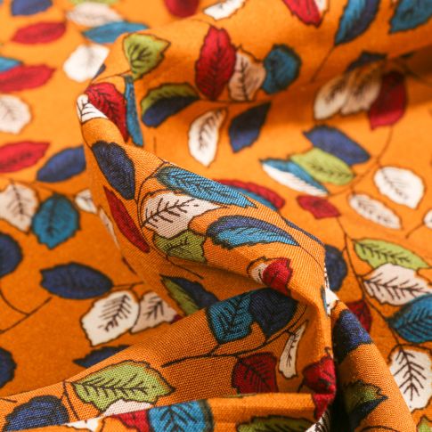 Tissu Viscose Feuilles d'automne sur fond Jaune curcuma
