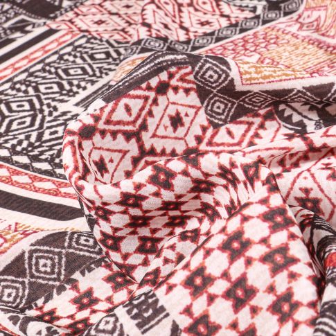 Tissu Crêpe Etnik bordeaux sur fond Blanc cassé