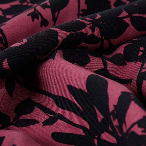 Tissu Viscose Twill fleuris noir sur fond Pourpre