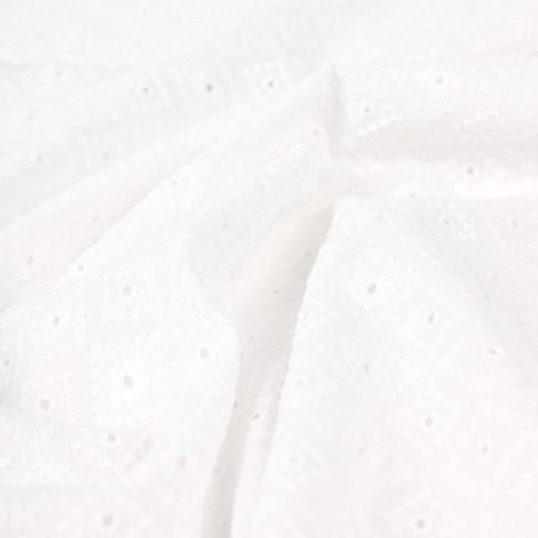 Tissu Voile de Coton brodé Ajouré sur fond Blanc