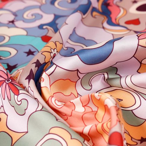 Tissu Satin imprimé Mimi sur fond Rose poudré