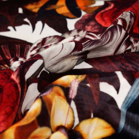 Tissu Velours ras d'ameublement Mia sur fond Bordeaux foncé