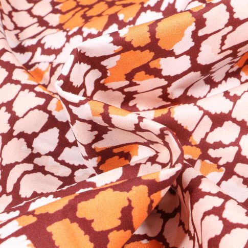 Tissu Coton imprimé Frou-Frou Mimetisme sur fond Bordeaux