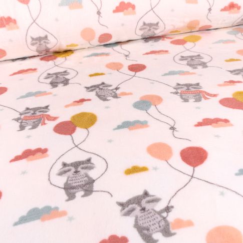 Tissu Doudou Ratons laveurs festif sur fond Blanc cassé