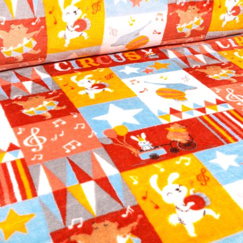 Tissu Doudou Représentation de cirque sur fond Rouge
