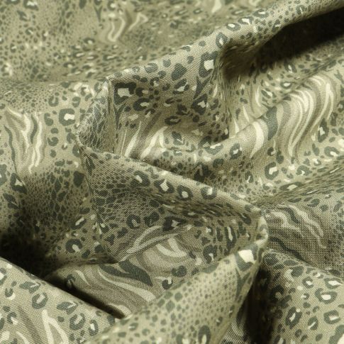 Tissu Coton imprimé MC Fabrics Zébra Léo sur fond Vert kaki