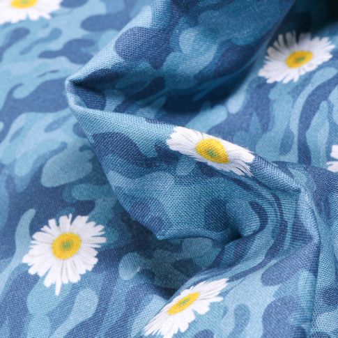 Tissu Coton MC Fabrics Pâquerettes et camouflage sur fond Bleu