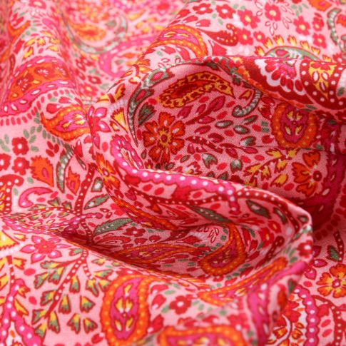 Tissu Dashwood Studio Dolores sur fond Rose