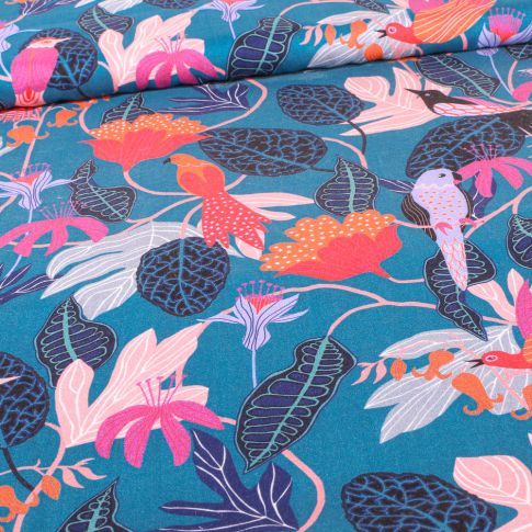 Tissu Viscose Gardenia Dashwood Studio Gardenia sur fond Bleu pétrole