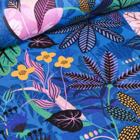 Tissu Viscose Dashwood Studio Végétations tropical sur fond Bleu roi