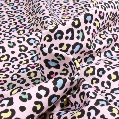 Tissu Jersey Coton Léo multicolores sur fond Rose pâle