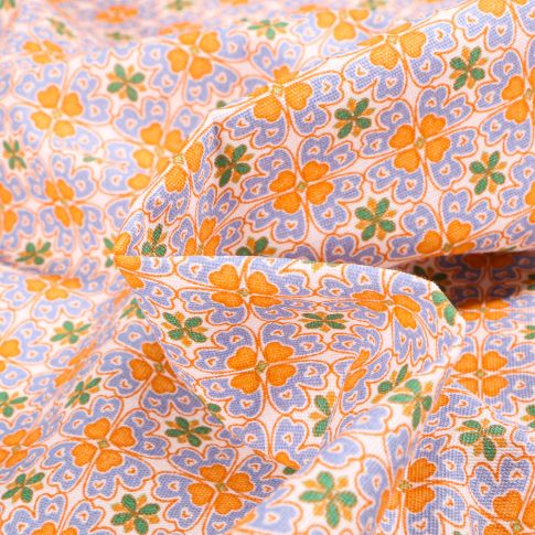 Tissu Coton imprimé Chally Arabesque de trèfles orange sur fond Blanc cassé