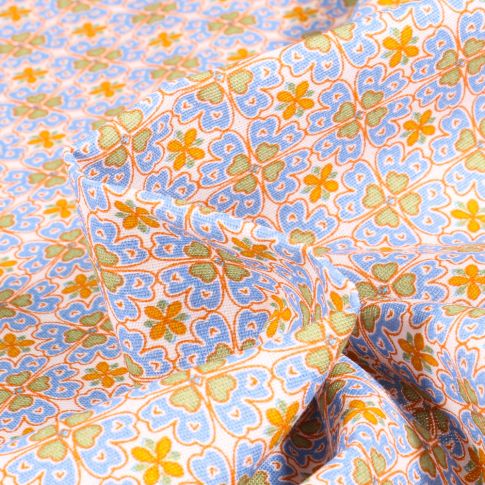 Tissu Coton imprimé Chally Arabesque de trèfles jaune sur fond Blanc cassé