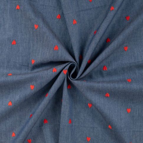 Tissu Chambray Coton Coeurs brodés rouges sur fond Bleu jean