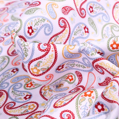 Tissu Coton imprimé Motifs cachemire rouges bleus et verts sur fond Blanc