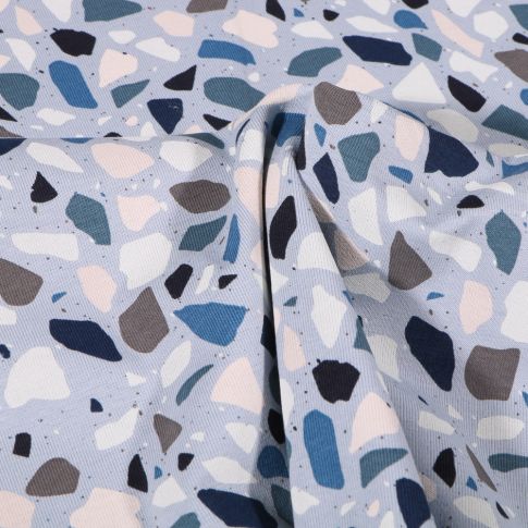 Tissu Jersey Coton Terrazzo bleu gris sur fond Bleu ciel
