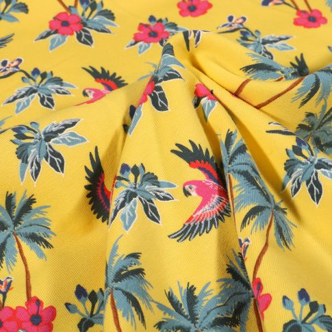 Tissu Jersey Coton Palmiers fleurs d'hibiscus et perroquet sur fond Jaune